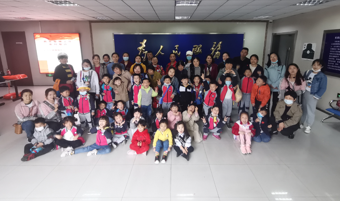 2021.4.22 刘莲 走进特警队，感受特警风采_html_69647e6b.png