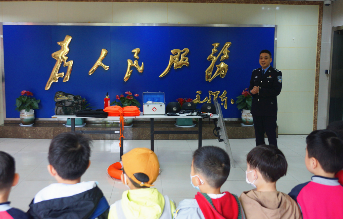 2021.4.22 刘莲 走进特警队，感受特警风采_html_3c370331.png