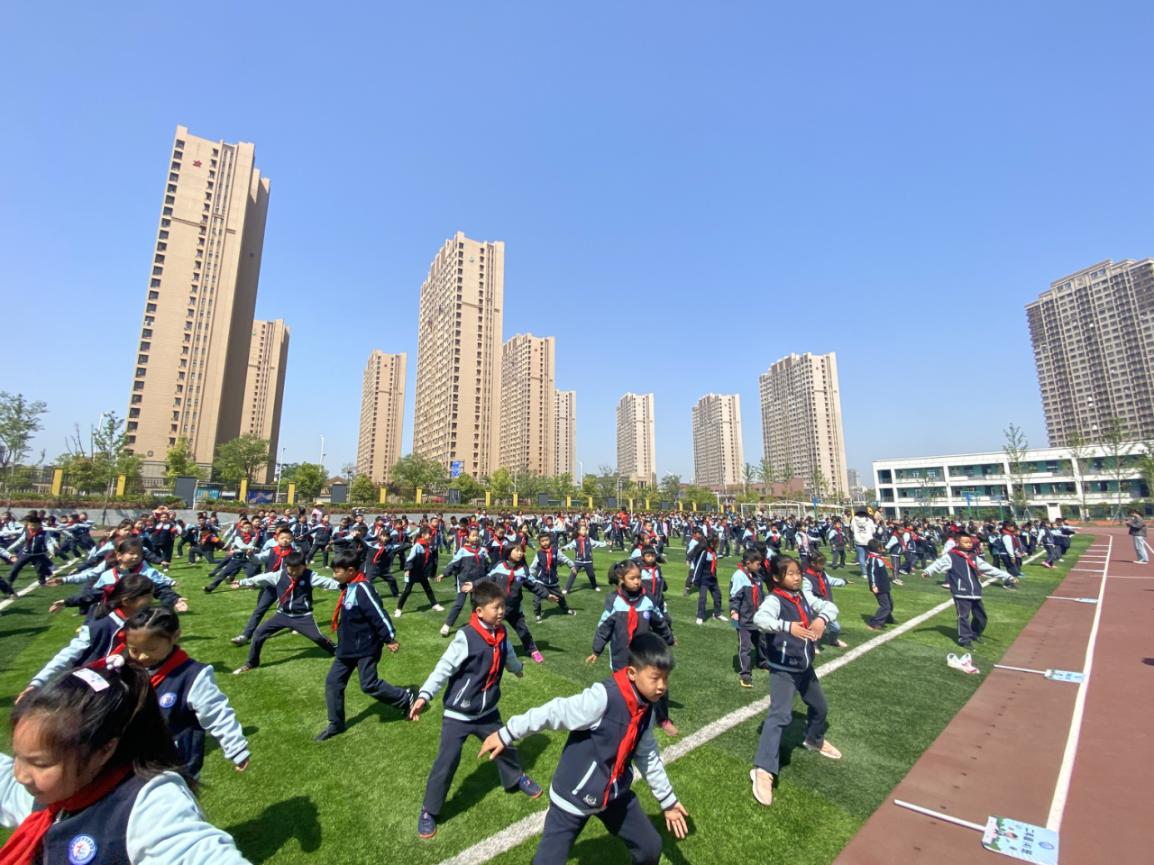 参观小学新闻稿(1)_html_m62a5a5ac.jpg