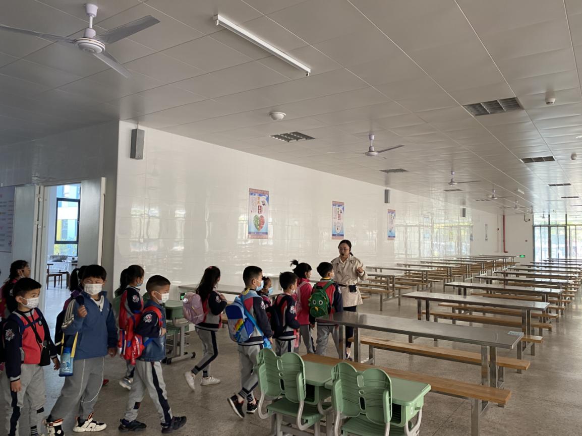 参观小学新闻稿(1)_html_36a2cb93.jpg