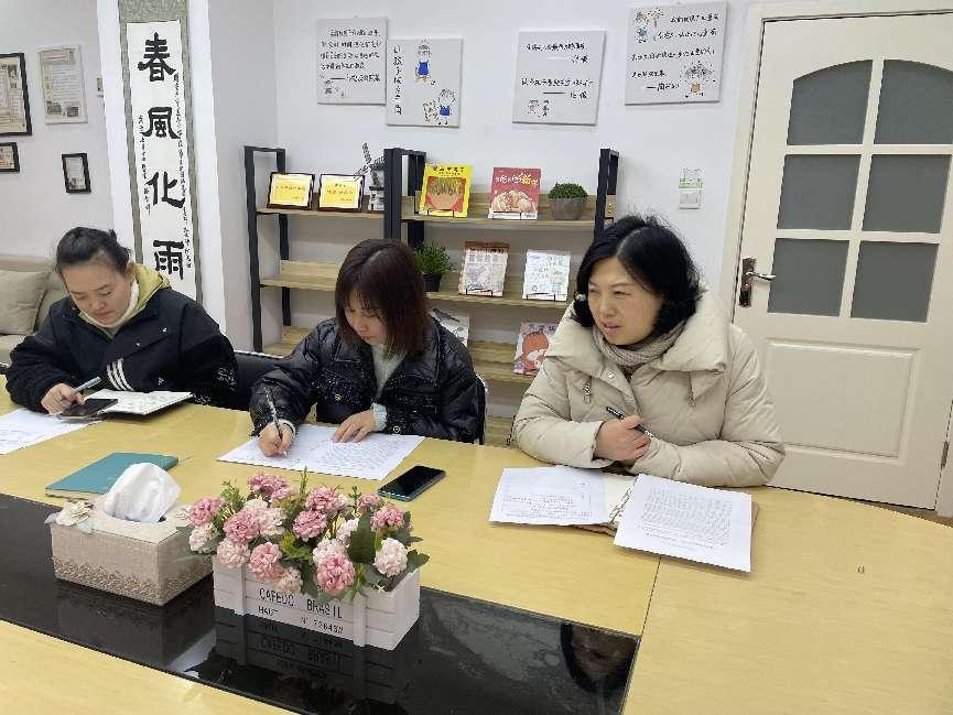 三园党小组学习新闻稿_html_m53f156e1.jpg