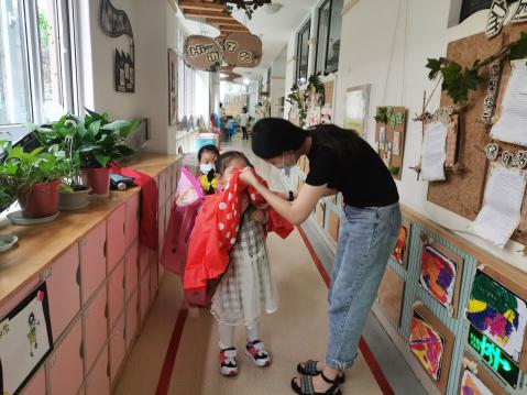 （生命迈幼·校园新闻） 伞下真情 师爱满园_html_7dc200ae.jpg