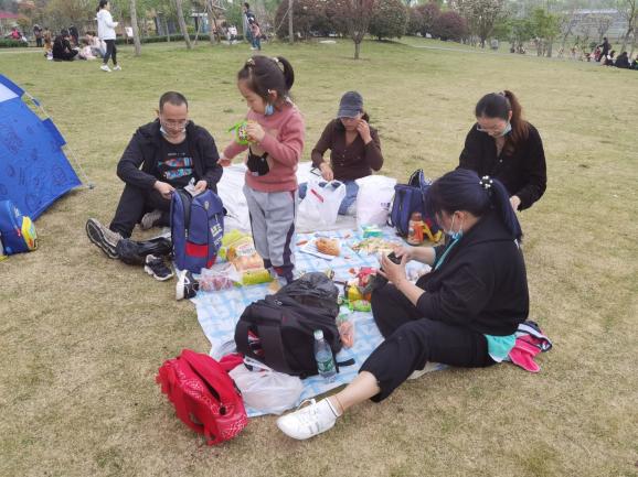 金牛湖春游报道文稿_html_387ef7a6.jpg