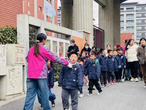 翁兴荣2024.3.18【生命迈幼·幼小衔接 】初探小学，“幼”见成长_html_m9d3cfab.jpg