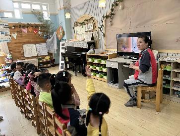 【生命迈幼·校园新闻】“心”相遇“爱”相伴——迈幼一园中班家长开放日活动_html_79e46a5b.jpg