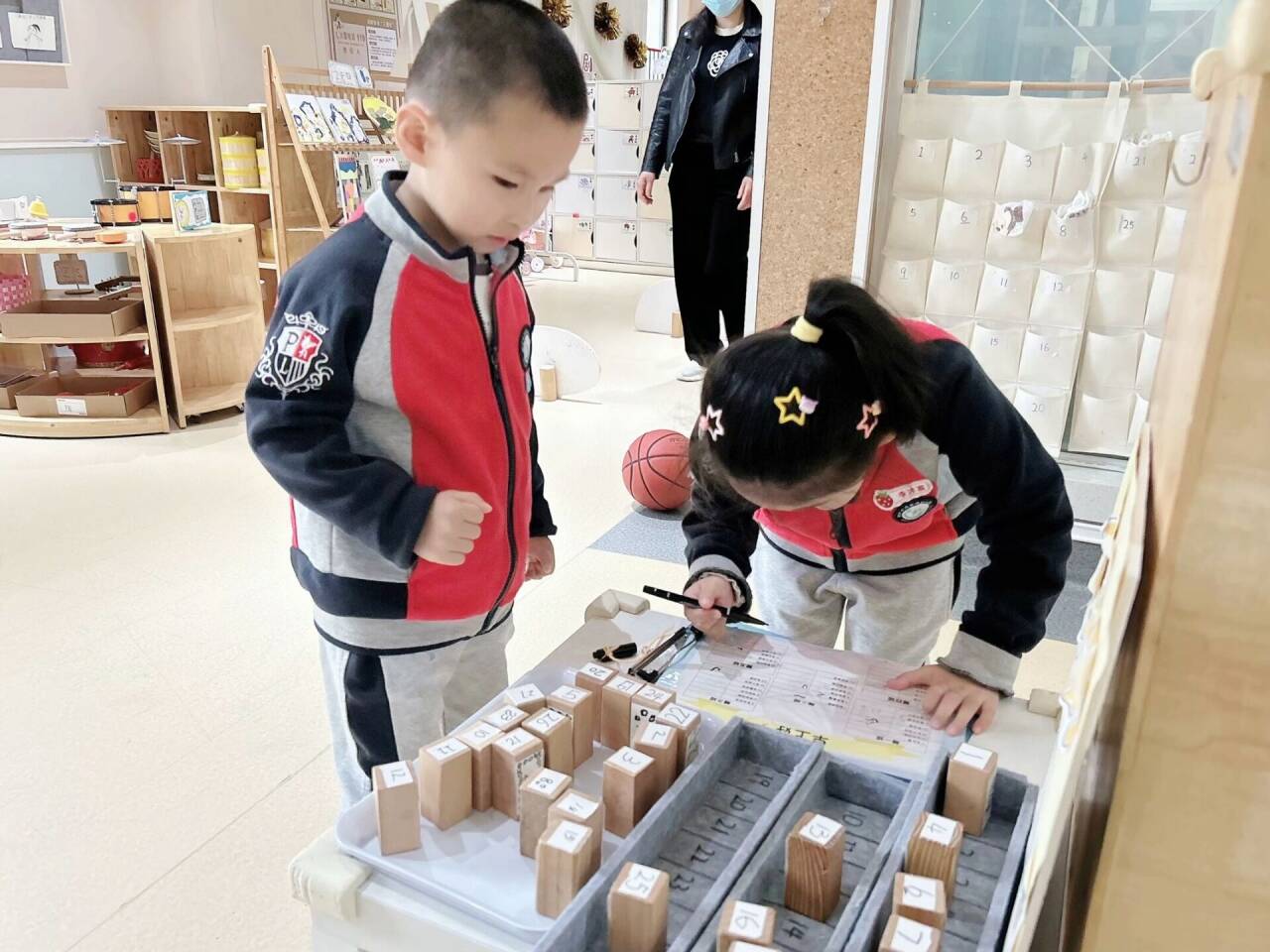 最美下雨天，“幼”与你相见——迈幼三园中班组家长开放日活动陈丹琴_html_m3f065c59.jpg