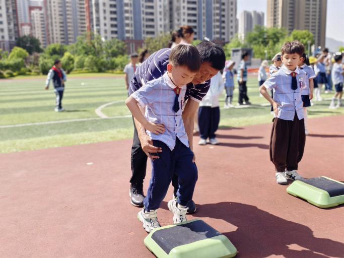 【生命迈幼 幼小衔接】深度体验·走进小学课堂 ——迈幼三园大班第二次参观小学_html_m4307dba7.jpg