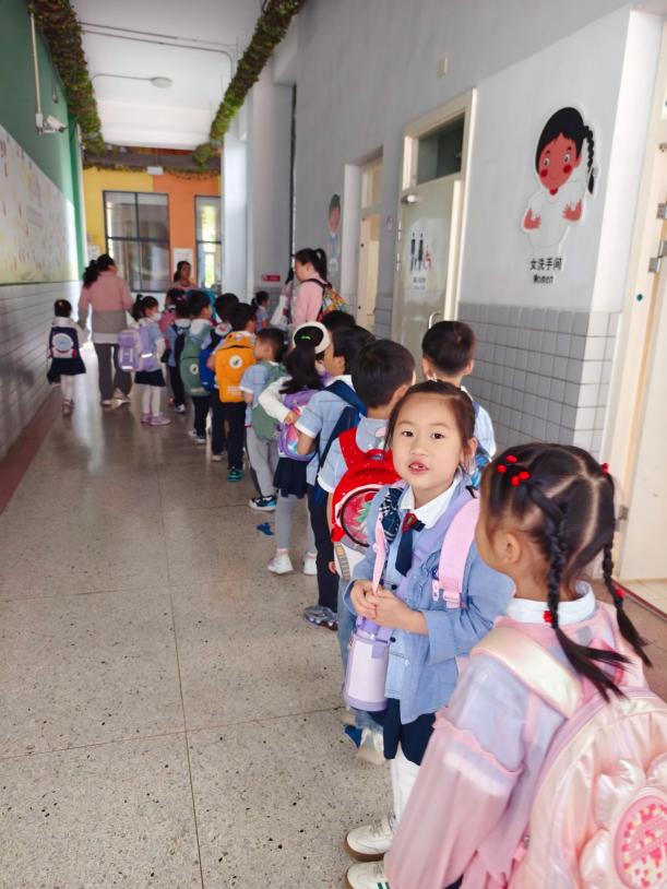【生命迈幼 幼小衔接】深度体验·走进小学课堂 ——迈幼三园大班第二次参观小学_html_m7568cf98.jpg