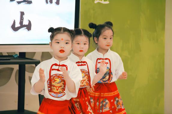 六一报道2(2)_html_m2a88f22c.jpg