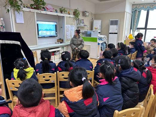 大雪纷纷寒潮至 扫雪防冻保安全12.19_html_m777a8acf.jpg