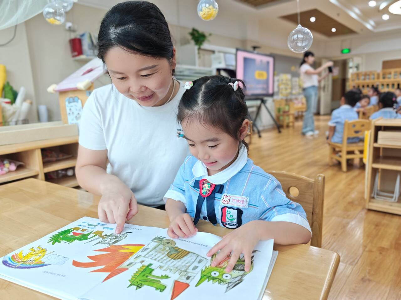 10月师德标兵 新闻稿_html_541e0822.jpg