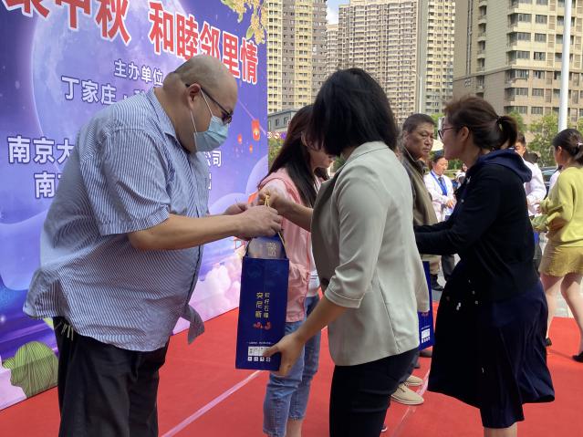 2020-09-26“情暖聚中秋，和睦邻里情”——迈幼丁三分园党团活动_html_2a2e409.jpg