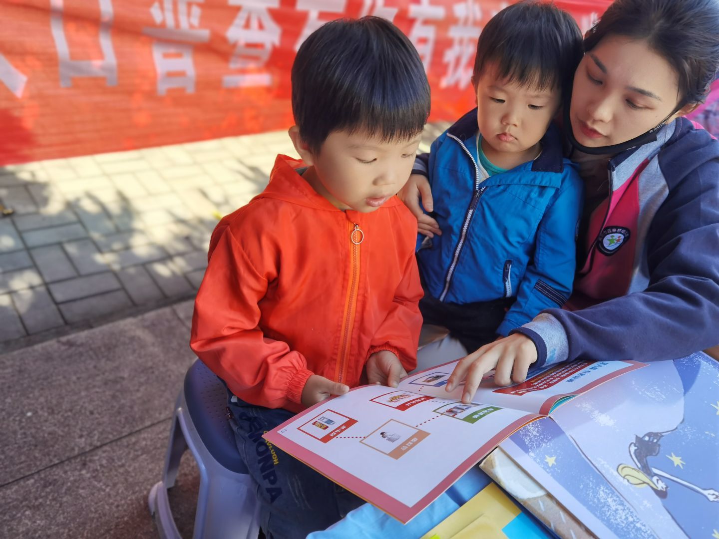 新闻稿：践行亲生命教育，青秀城分园党团志愿者走进社区_html_46d3ef3f.jpg