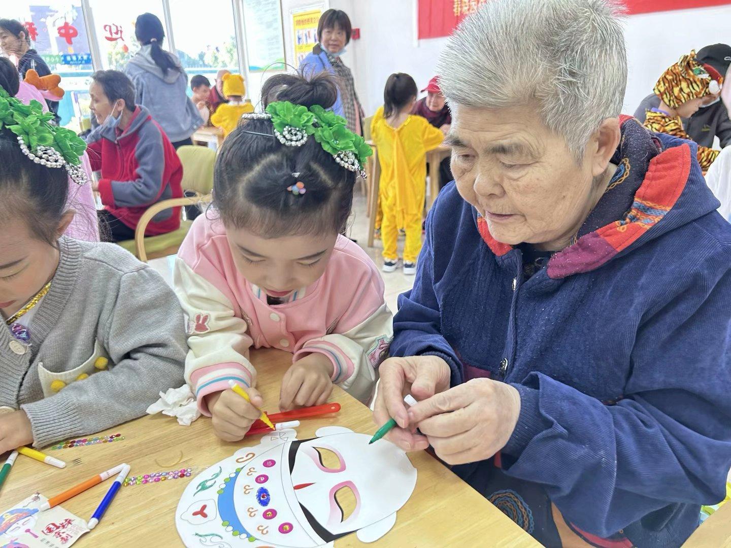 【生命迈幼·花样童年】童心暖金秋，感恩润重阳_html_m7407580.jpg