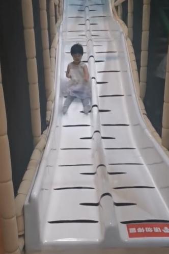 “咻”！滑滑梯 报道_html_5bbeecd4.jpg