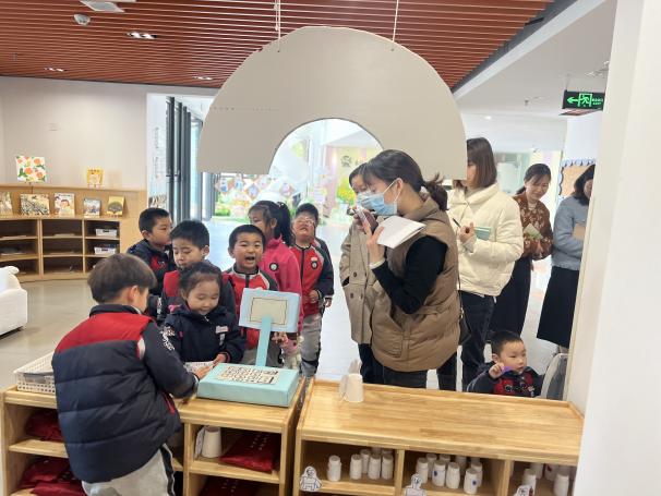 【生命迈幼·校园新闻】聚焦创造性游戏 研以共学促成长_html_102d9a0f.jpg