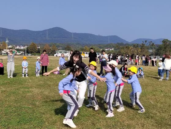 定稿：【生命迈幼·留住“秋”迹】探秘秋日，悦享秋游——迈幼嘉誉山分园秋游活动 (修改)_html_6922c3f.jpg