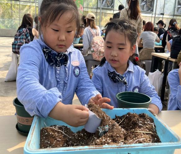 定稿：【生命迈幼·留住“秋”迹】探秘秋日，悦享秋游——迈幼嘉誉山分园秋游活动 (修改)_html_m28d0975b.jpg