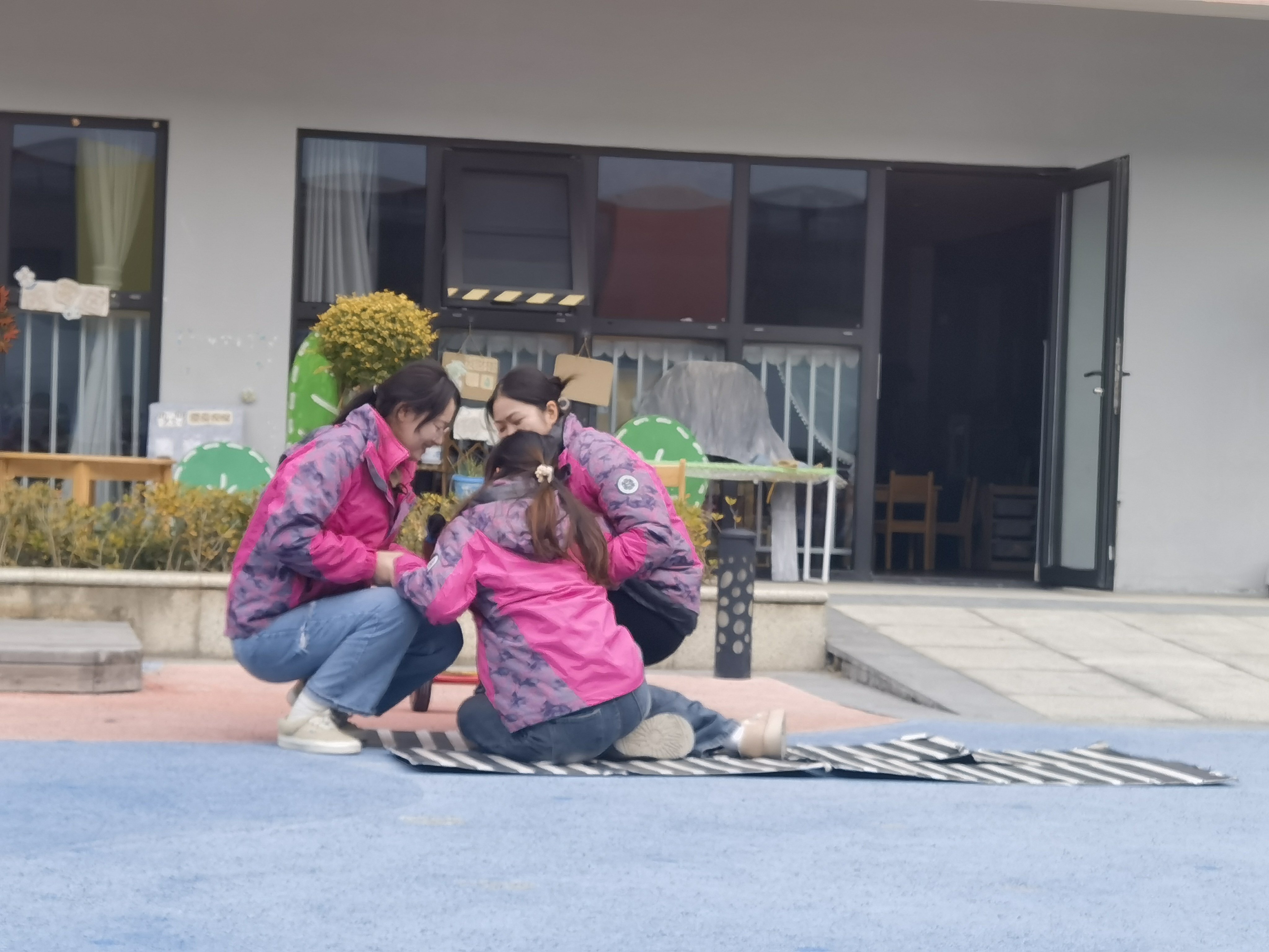 【生命迈幼•校园新闻】学法知法  萌娃先行—记迈幼嘉誉山分园宪法周活动_html_m58112fd7.jpg