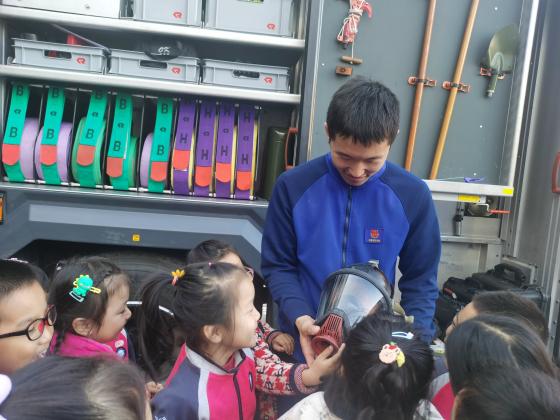 【生命迈幼&middot;安全第一】消防“零”距离，安全记心中.新闻稿修改  (1)_html_m104767af.jpg