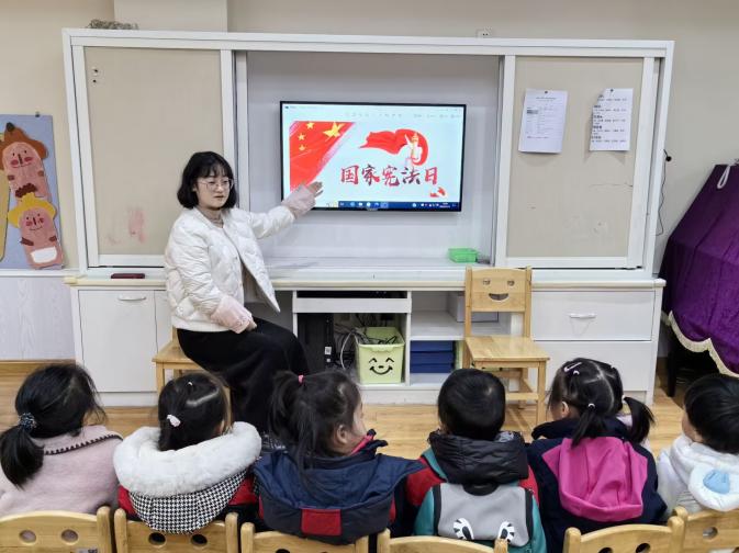 2023.12.15迈幼三园宪法活动报道_html_7ebe9853.jpg