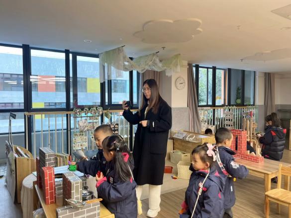 名师参观进校园，观摩交流促成长----迈幼嘉誉山分园仪征市潘岚名师工作室参观活动(1)_html_241838cb.jpg