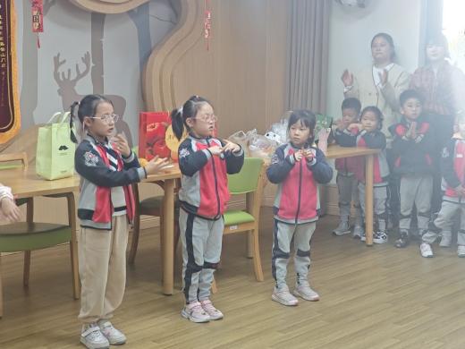 【生命迈幼·校园新闻】童心敬老 情暖重阳_html_m626fcec8.jpg