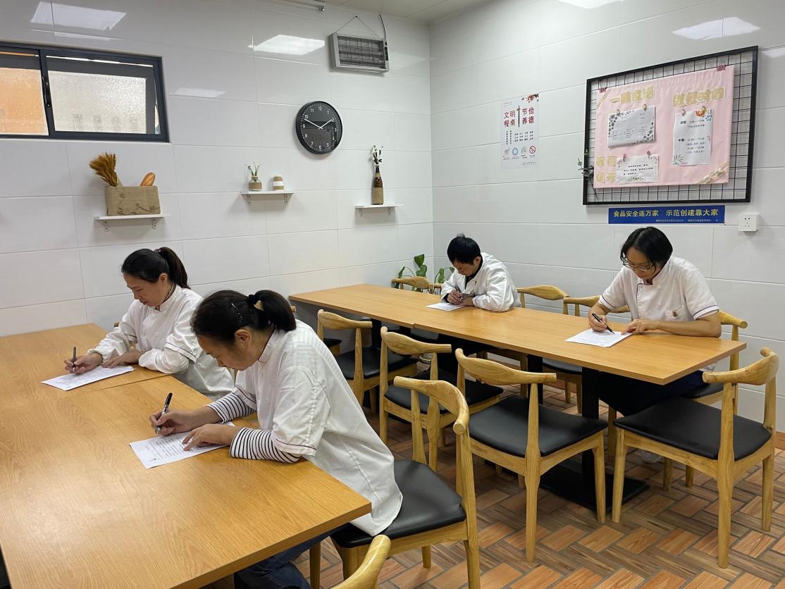 食堂人员理论知识比赛报道10.20_html_m11c546a4.jpg
