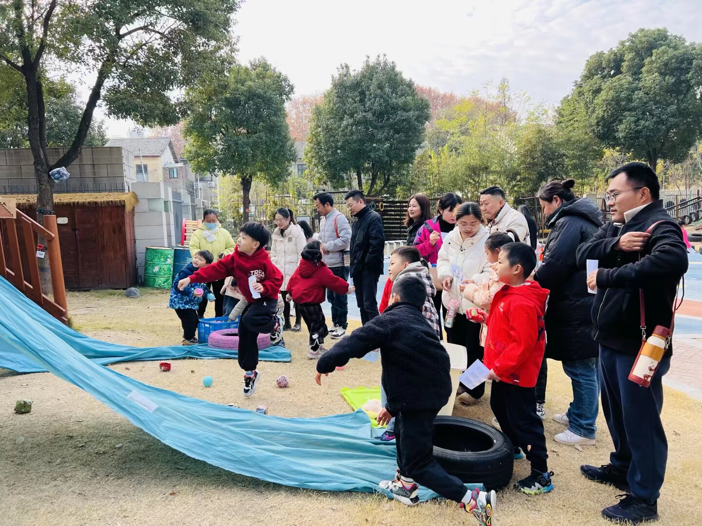 定稿【生命迈幼·教学动态】以爱为桥 见证绽放——记迈幼嘉誉山分园家长半日开放活动_html_m4106c30a.jpg