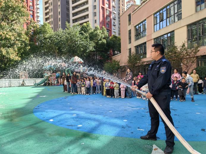 【生命迈幼&middot;安全第一】消防“零”距离 安全“润”童心_html_m2a258ff8.jpg