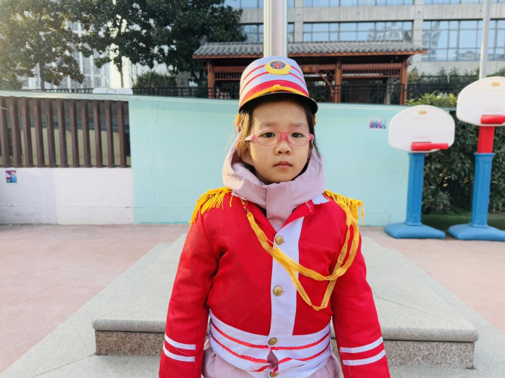 20250106【生活燕幼&middot;园区动态】新城分园——我是小小升旗手大五班升旗活动_html_7e27b95c.jpg