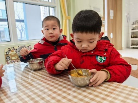 20250109【生活燕幼&middot;园区动态】温馨萌趣，生日悦享——十二月“小桃子”集体生日会_html_m49e2b6a5.jpg
