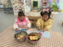 20250109【生活燕幼&middot;园区动态】温馨萌趣，生日悦享——十二月“小桃子”集体生日会_html_m6166057.jpg