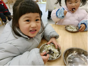 20250103【生活燕幼·园区动态】“节气食光里，共育润童行”——舌尖上的节气之小寒_html_m4f65f035.png