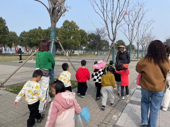 2024.03.16【生活燕幼·年级组动态】新城分园：“走进自然，拥抱春天”——小班组社区活动_html_1f92b1d.jpg