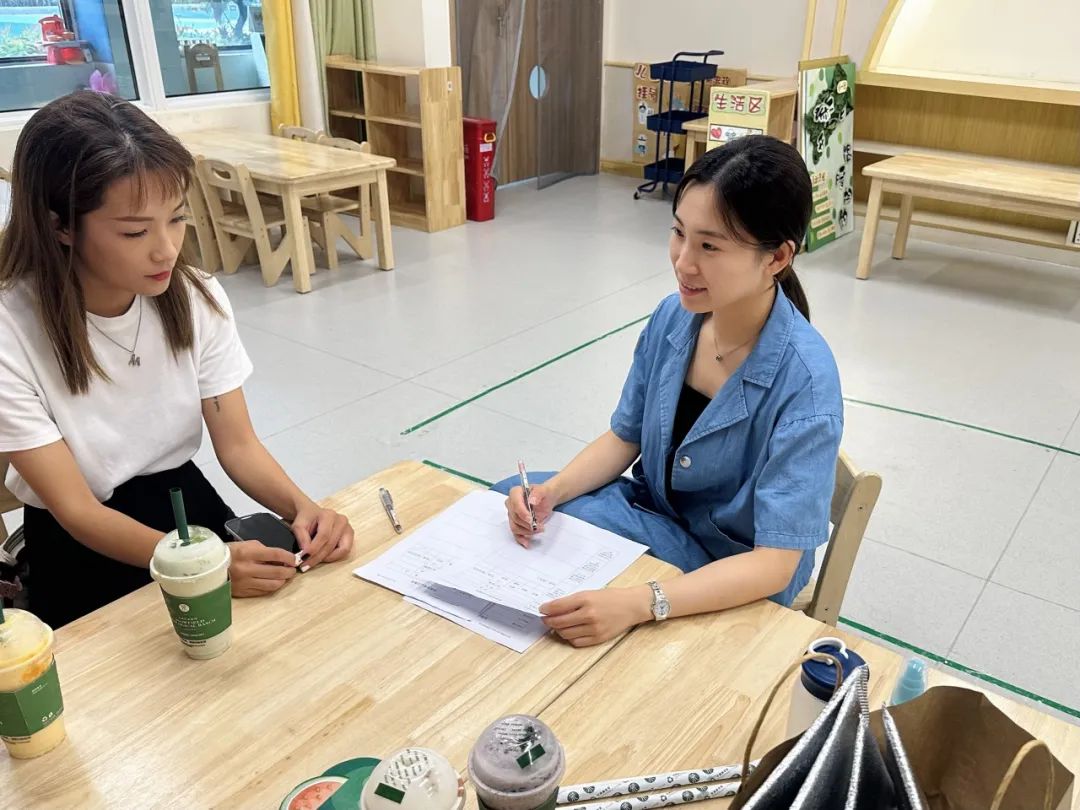 20230629【生活燕幼·园区动态】燕鸣苑分园：一路阳光，温暖同行——小班组召开班级家委会议_html_2f04a8c3.jpg