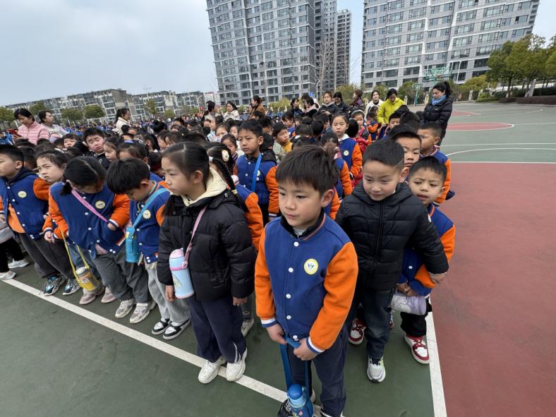20250310【生活燕幼&middot;园区动态】新城分园：“趣”当小学生 衔接促成长 —— 大班年级组走进小学活动_html_1026edc3.jpg