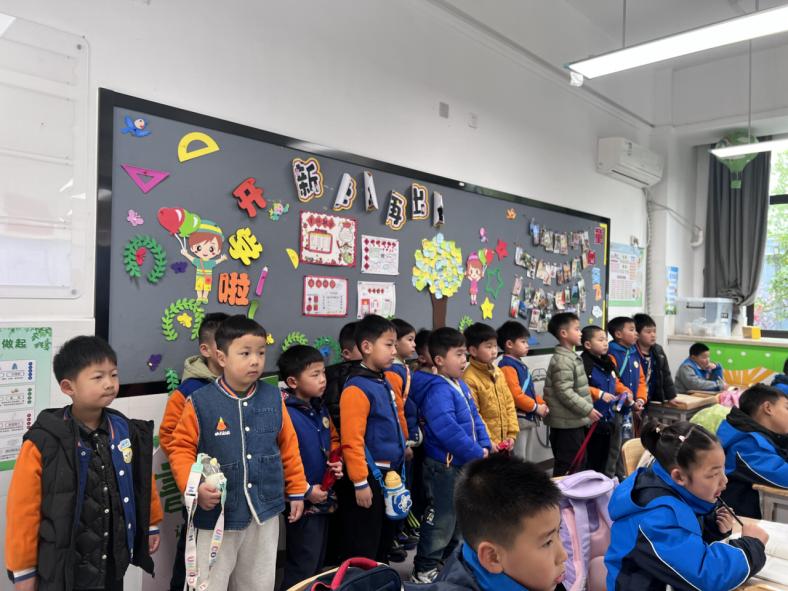 20250310【生活燕幼&middot;园区动态】新城分园：“趣”当小学生 衔接促成长 —— 大班年级组走进小学活动_html_m635eeead.jpg