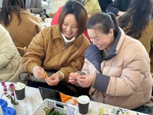 20240308 【生活燕幼·园区动态】人间最美三月天 家园共育绽芳华——三八节亲子手工暨家长学校活动_html_362c76c.jpg