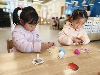 20240308 【生活燕幼·园区动态】人间最美三月天 家园共育绽芳华——三八节亲子手工暨家长学校活动_html_m3143901f.jpg