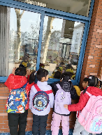 20250306【生活燕幼·年级组动态】燕幼中心园：小学初体验，衔接零距离——大班年级组参观小学活动_html_m261bd805.png