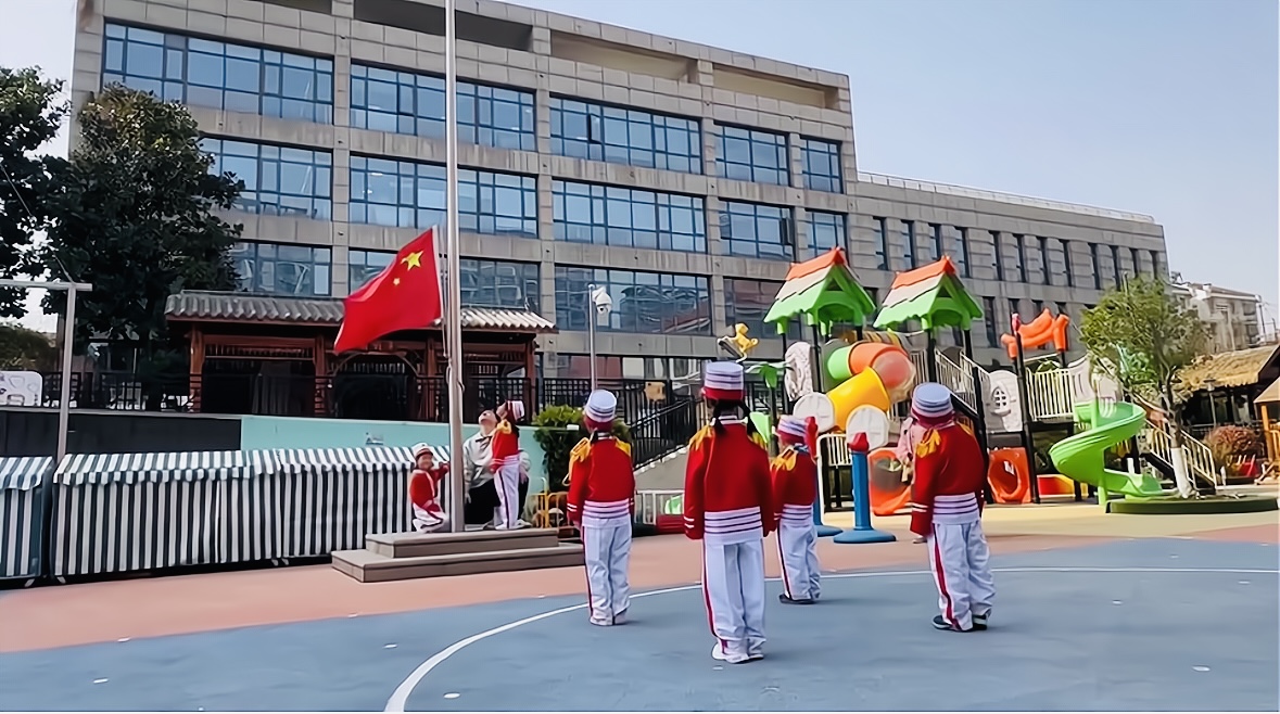 20250324【生活燕幼&middot;园区动态】新城分园——我是小小升旗手大五班升旗活动(1)_html_m3f05f42a.jpg