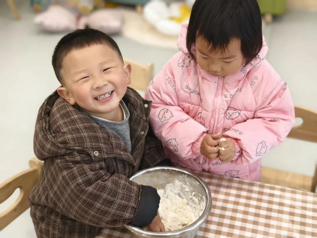 20250304【生活燕幼·园区动态】燕鸣苑分园：“蛰逢春动，饼香悦节”——舌尖上的节气之惊蛰_html_365a6b08.jpg
