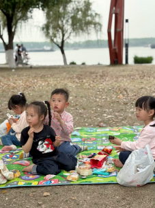 (已瘦身)20250414【生活燕幼·园区动态】新城分园：小桃子行知研学——春日里的成长之旅_html_12b99f9e.png