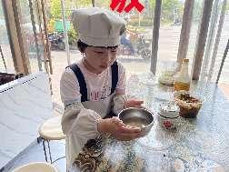 20250430【生活燕幼·园区动态】中心园： “快乐打工记” ——劳动节职业体验活动_html_59edbc23.jpg