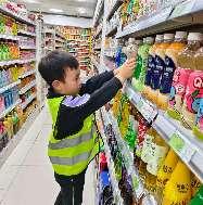 20250430【生活燕幼·园区动态】中心园： “快乐打工记” ——劳动节职业体验活动_html_m5f7321ac.jpg