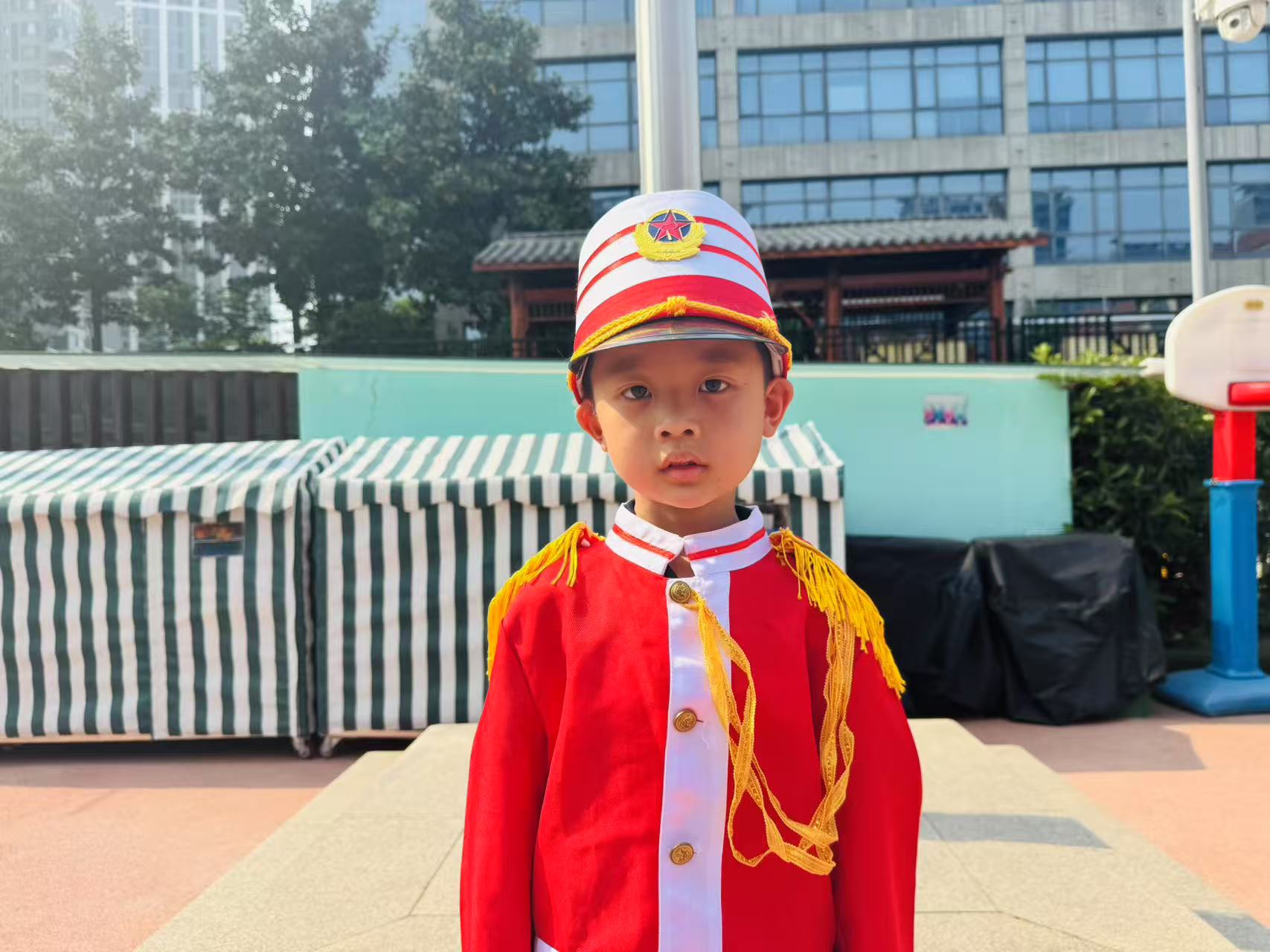 20250428【生活燕幼·园区动态】新城分园——我是小小升旗手大五班升旗活动_html_226e5a3a.jpg