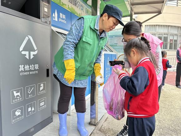 2023.5.6【生活燕幼∙园区动态】新城分园：垃圾不落地，社区更美丽—中五班、小一班社区活动_html_72626e13.jpg