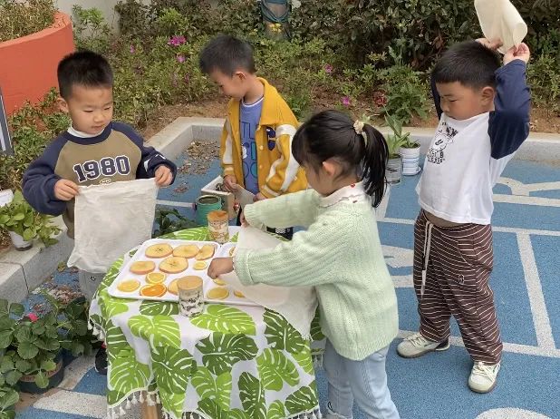 20230421 【生活燕幼·园区动态】燕鸣苑分园：一杯春滋味 闲时饮茶香——记小三班清明节气活动_html_548cc2b.jpg