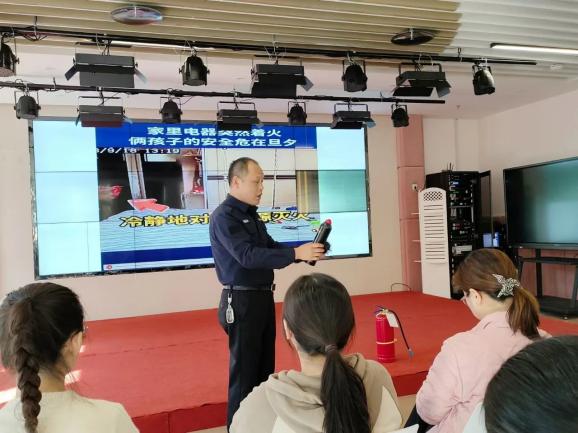 20241107【生活燕幼·安全第一】燕鸣苑分园：“消防在‘童’心，安全护‘童’行”——幼儿园消防安全培训及疏散演练_html_7159e233.jpg